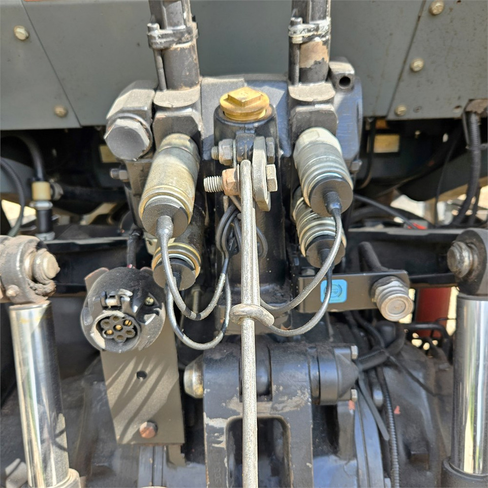 Τρακτέρ Massey Ferguson 4270: φωτογραφία 31