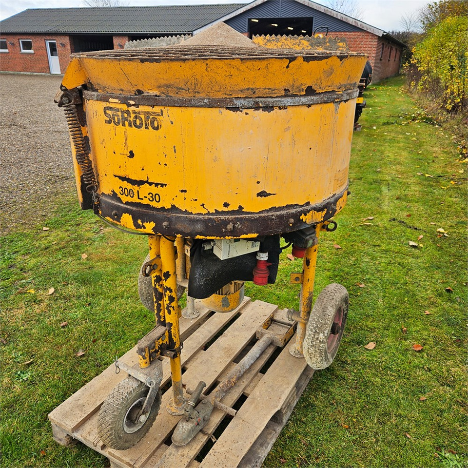 Soroto 300 L-30 - Μπετονιέρα: φωτογραφία 1 Soroto 300 L-30 - Μπετονιέρα: φωτογραφία 1
