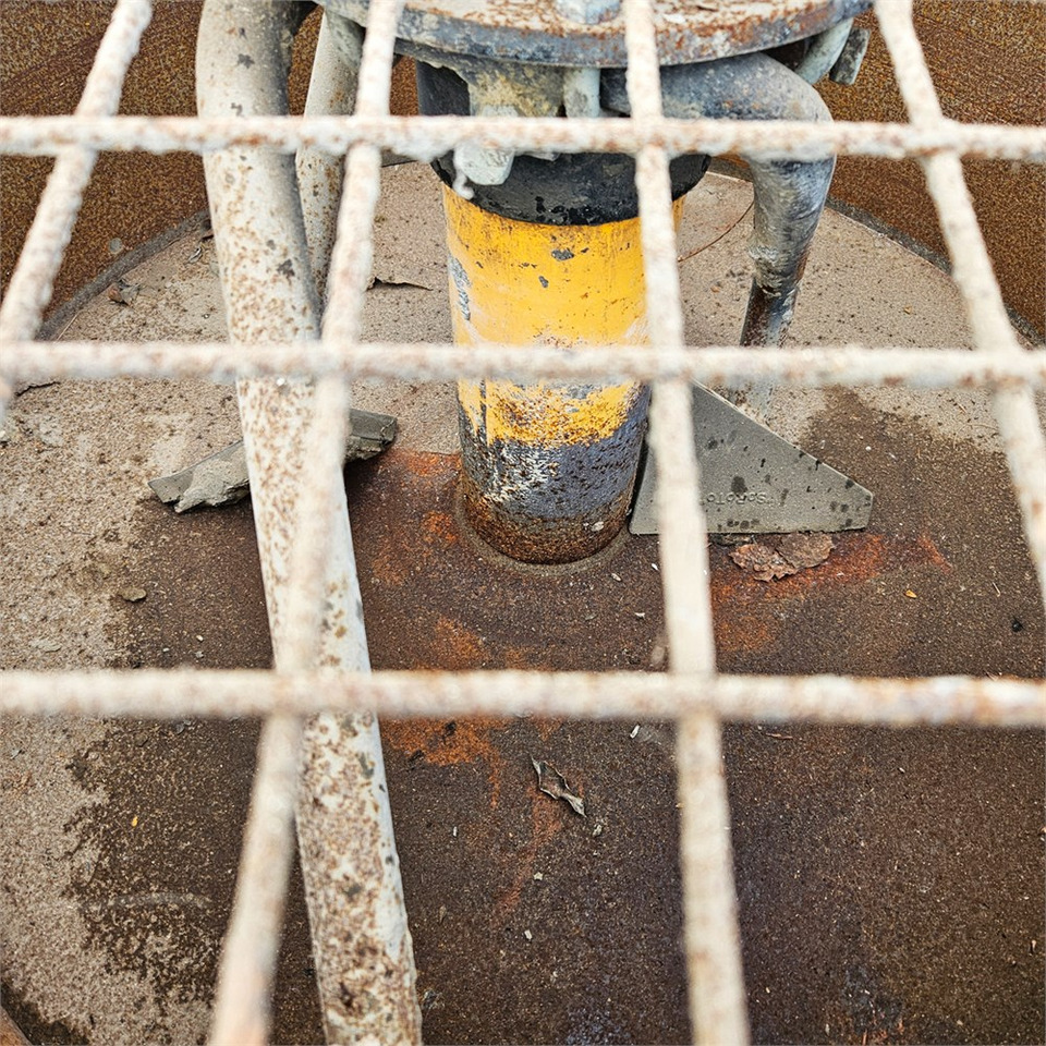 Soroto 300 L-30 - Μπετονιέρα: φωτογραφία 5 Soroto 300 L-30 - Μπετονιέρα: φωτογραφία 5