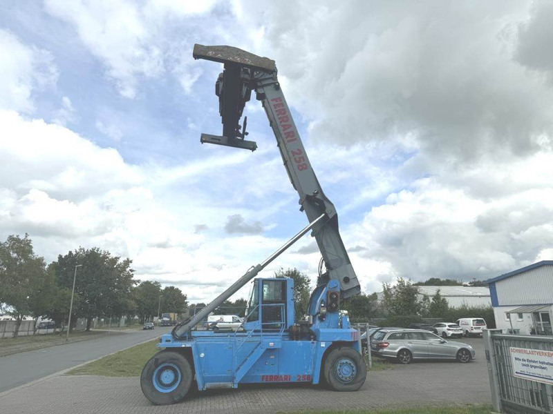CVS Ferrari F258.6 - Reachstacker: φωτογραφία 3 CVS Ferrari F258.6 - Reachstacker: φωτογραφία 3
