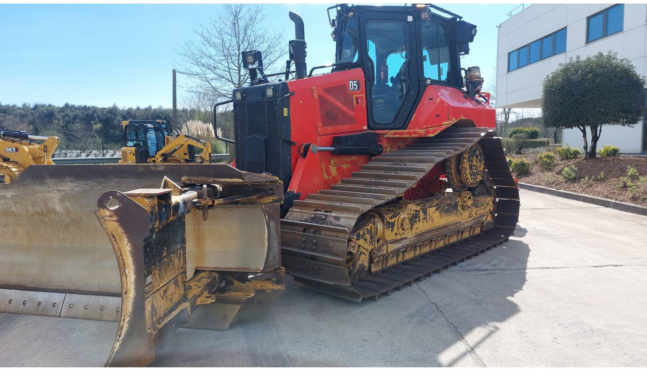CAT D5 - Μπουλντόζα: φωτογραφία 1 CAT D5 - Μπουλντόζα: φωτογραφία 1