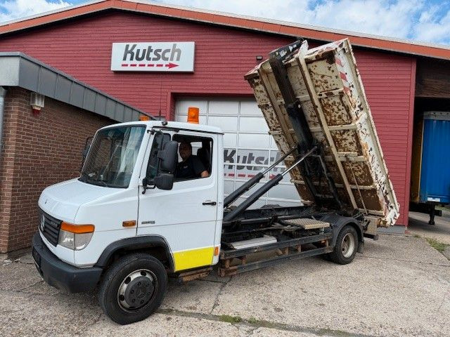 Mercedes-Benz Vario 818 D Abrollkipper mit Container - Φορτηγό φόρτωσης γάντζου: φωτογραφία 1 Mercedes-Benz Vario 818 D Abrollkipper mit Container - Φορτηγό φόρτωσης γάντζου: φωτογραφία 1
