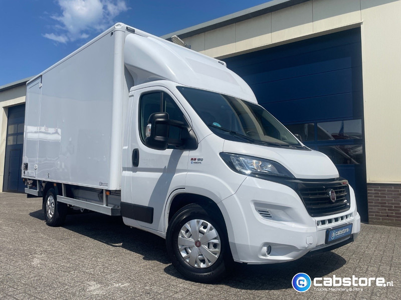 Fiat Ducato 2.3 Multijet 160 Pk Euro 6 - Bouwjaar 2021 - Handgeschakeld 6 speed - Airco - 3 zitplaatsen - Laadklep - Φορτηγό κόφα: φωτογραφία 1 Fiat Ducato 2.3 Multijet 160 Pk Euro 6 - Bouwjaar 2021 - Handgeschakeld 6 speed - Airco - 3 zitplaatsen - Laadklep - Φορτηγό κόφα: φωτογραφία 1