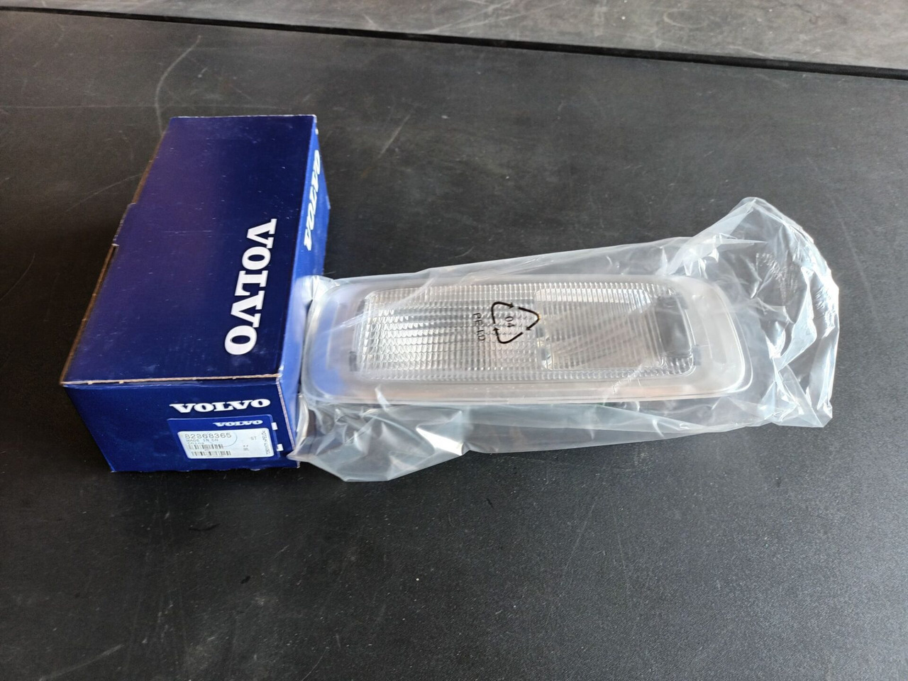 VOLVO INTERIOR LIGHT - 82368365 - Καμπίνα και εσωτερικό για Φορτηγό: φωτογραφία 1 VOLVO INTERIOR LIGHT - 82368365 - Καμπίνα και εσωτερικό για Φορτηγό: φωτογραφία 1