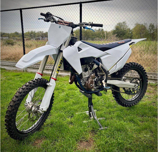 Husqvarna 250 F - Μοτοσικλέτα: φωτογραφία 1 Husqvarna 250 F - Μοτοσικλέτα: φωτογραφία 1