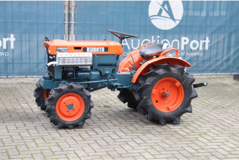 Kubota B7000 - Τρακτέρ: φωτογραφία 1 Kubota B7000 - Τρακτέρ: φωτογραφία 1