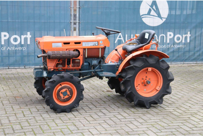 Kubota B7001 - Τρακτέρ: φωτογραφία 1 Kubota B7001 - Τρακτέρ: φωτογραφία 1