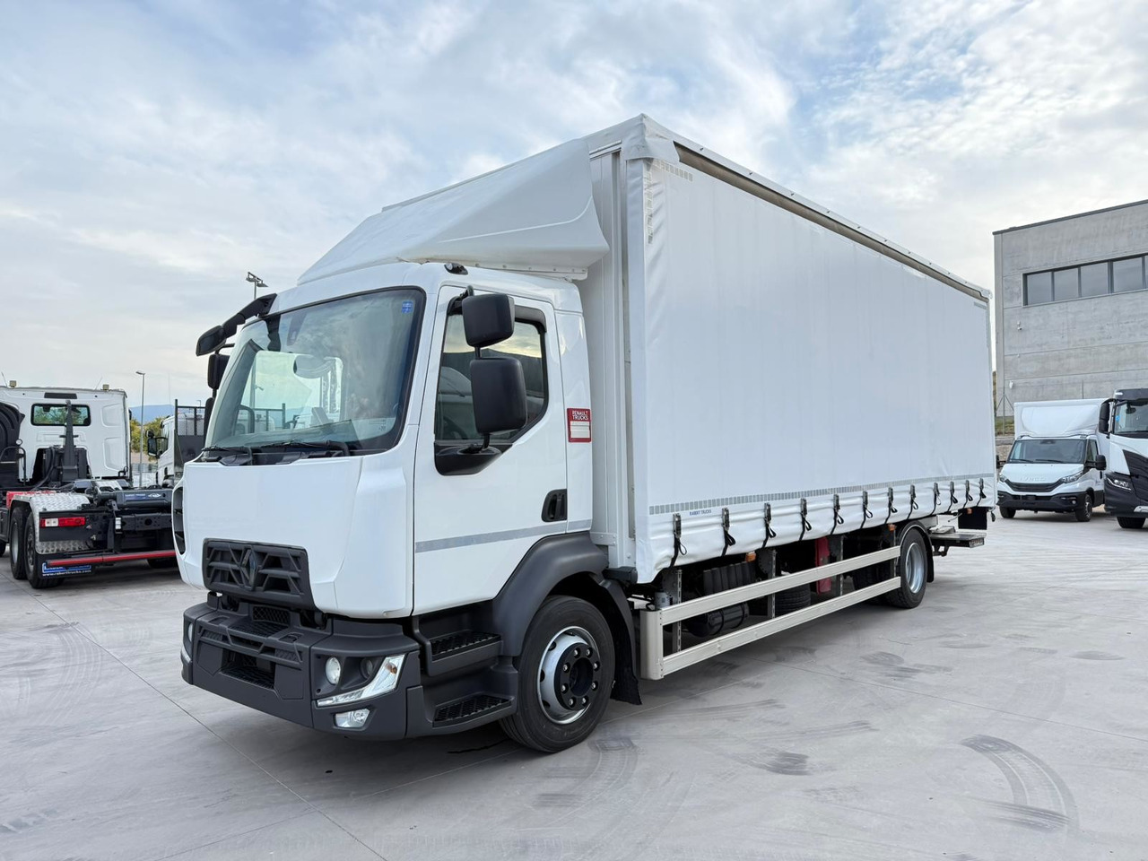RENAULT D12.240 E6 (Tauliner) - Φορτηγό μουσαμάς: φωτογραφία 1 RENAULT D12.240 E6 (Tauliner) - Φορτηγό μουσαμάς: φωτογραφία 1