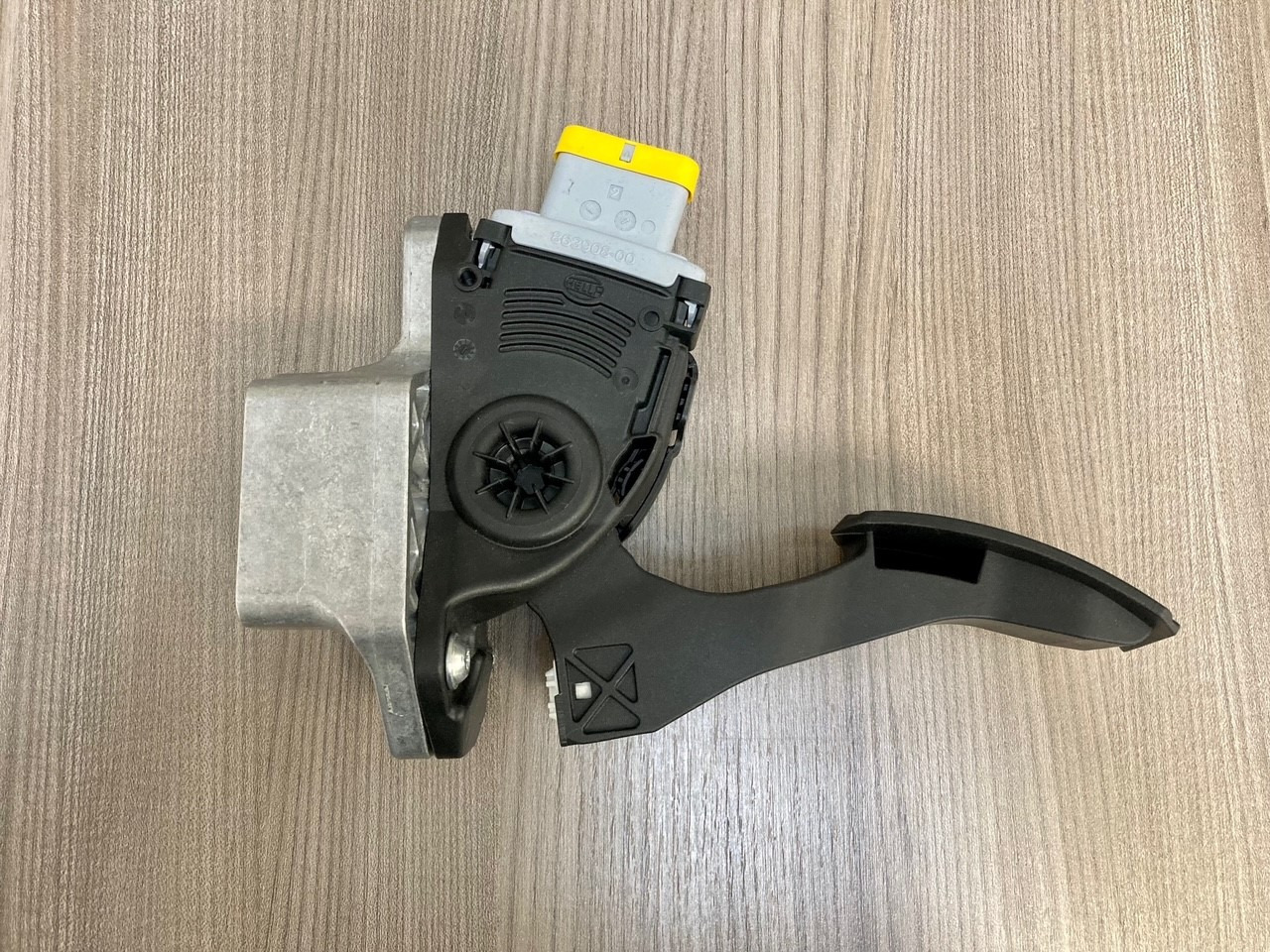 SENSORE POSIZIONE DEL PEDALE - MAN 81259706103 - HELLA 6PV 009 371-00 / 6PV 009 371-711 - Πετάλι για Φορτηγό: φωτογραφία 3 SENSORE POSIZIONE DEL PEDALE - MAN 81259706103 - HELLA 6PV 009 371-00 / 6PV 009 371-711 - Πετάλι για Φορτηγό: φωτογραφία 3