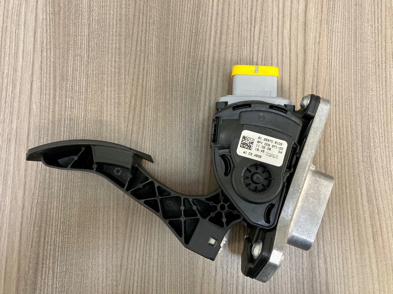 SENSORE POSIZIONE DEL PEDALE - MAN 81259706103 - HELLA 6PV 009 371-00 / 6PV 009 371-711 - Αισθητήρας για Φορτηγό: φωτογραφία 2 SENSORE POSIZIONE DEL PEDALE - MAN 81259706103 - HELLA 6PV 009 371-00 / 6PV 009 371-711 - Αισθητήρας για Φορτηγό: φωτογραφία 2