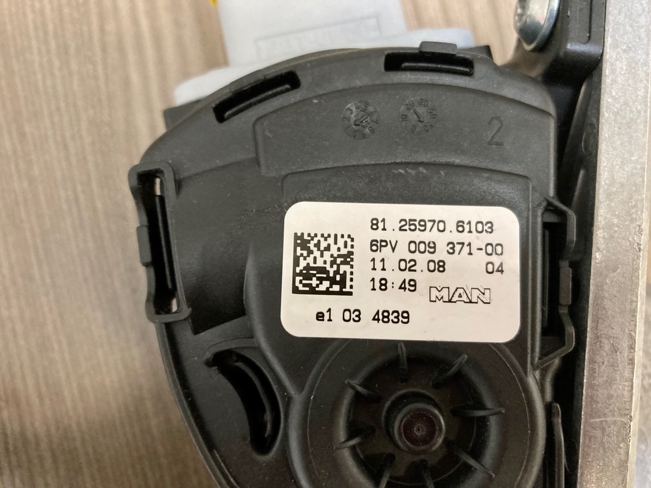SENSORE POSIZIONE DEL PEDALE - MAN 81259706103 - HELLA 6PV 009 371-00 / 6PV 009 371-711 - Αισθητήρας για Φορτηγό: φωτογραφία 4 SENSORE POSIZIONE DEL PEDALE - MAN 81259706103 - HELLA 6PV 009 371-00 / 6PV 009 371-711 - Αισθητήρας για Φορτηγό: φωτογραφία 4